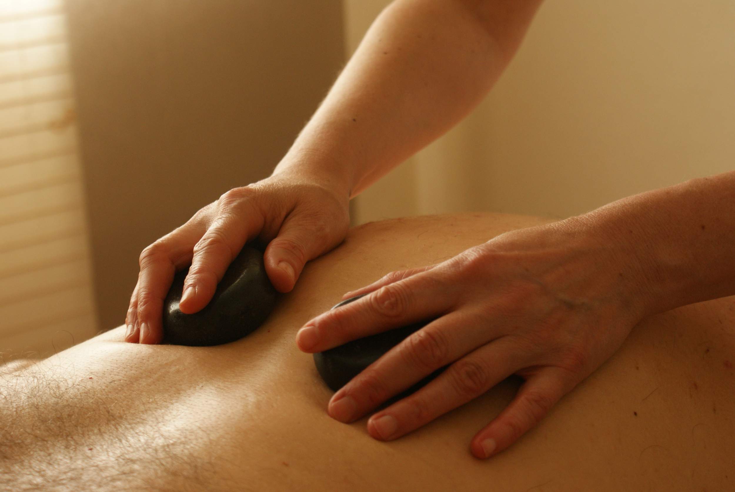 Il massaggio ayurvedico Hukka, con pietre calde o fredde.